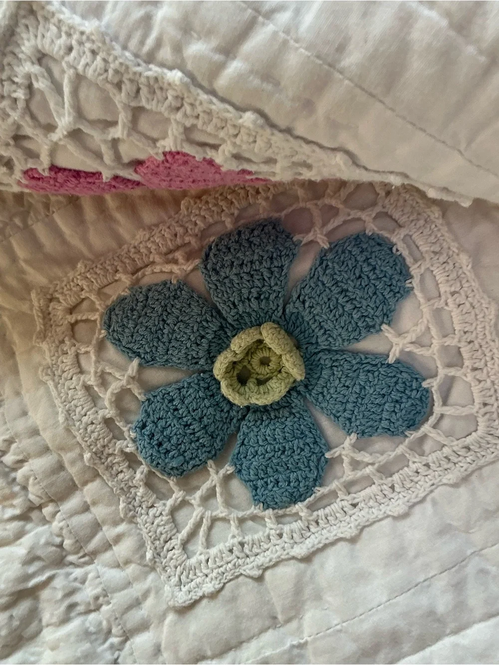 Quilted floral appliqué reversible with blue border bedspread 64 x 80